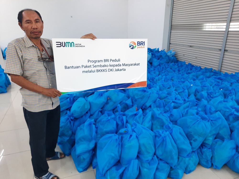 Penyerahan bantuan BKKKS DKI Jakarta dari BRI kepada masyarakat